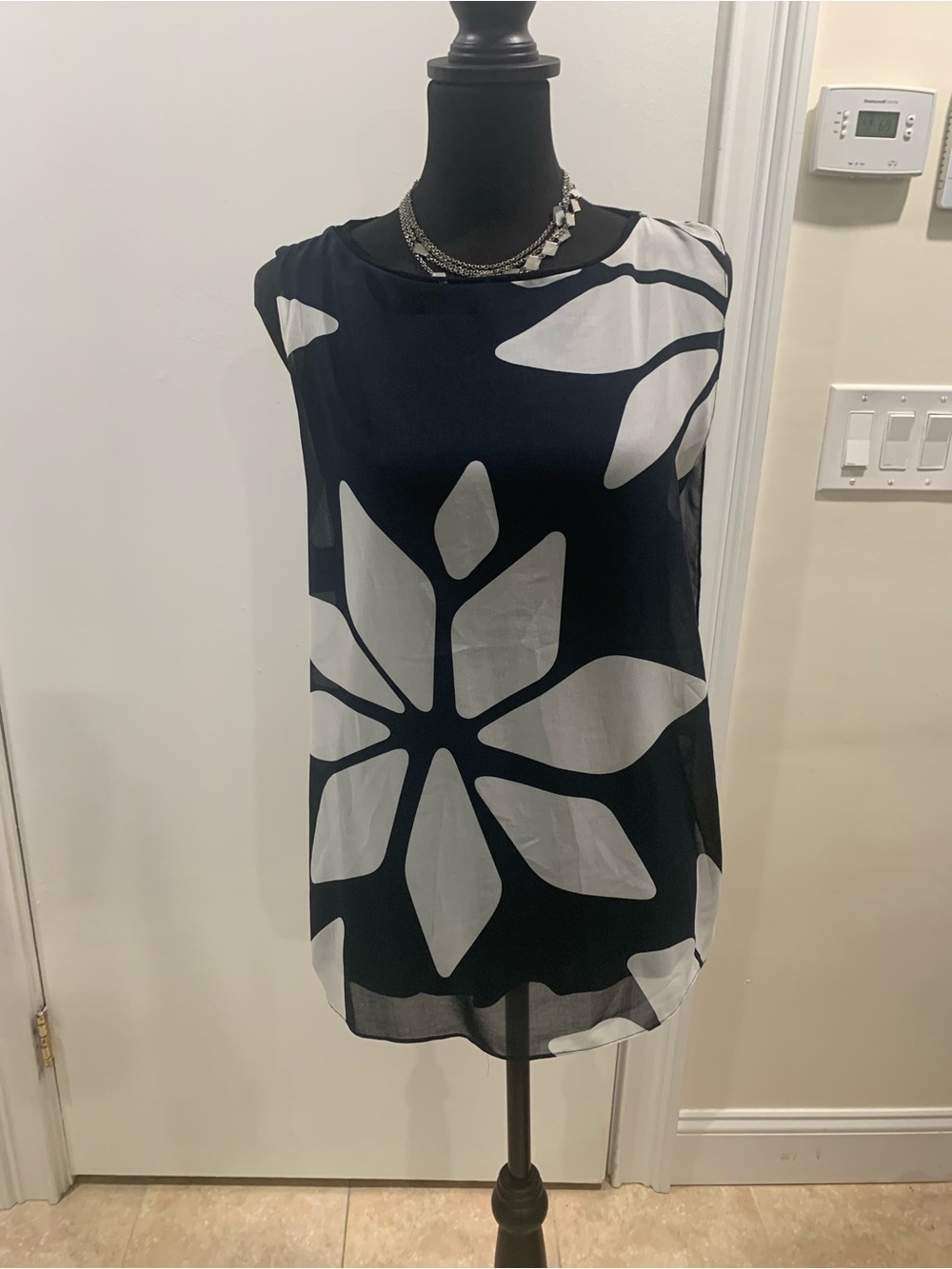 3/$15 Ellen Tracy Navy and White Floral-Trim Sleeveless Top